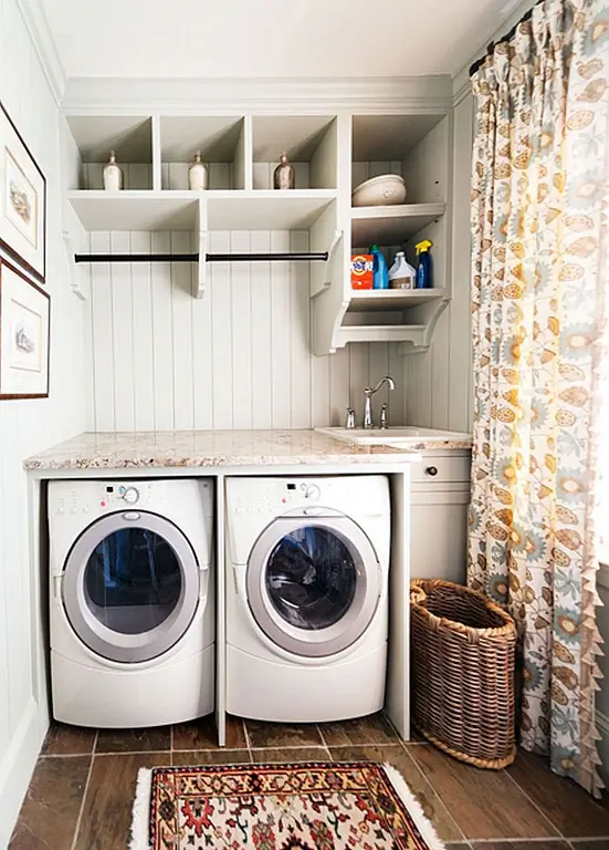 Эта функция не только обеспечивает удобное пространство для сушки белья для тонкой стирки или рубашки с прямым сушилкой, но, как таковое, это может сэкономить ваше время на глажение и деньги при работе сушилки. Более того, подвесная стойка может быть изготовлена в соответствии с любым стилем: от стального бара для современной прачечной до веревки для более простоватого пространства.