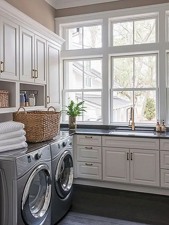 Источник воды, кроме стиральной машины, является критическим компонентом идеальной прачечной. Эта трудолюбивая раковина (с великолепным краном, естественно) будет выполнять множество функций, включая зону замачивания, станцию для промывки кистью, место для приготовления и горшечные растения и около ста других вещей.