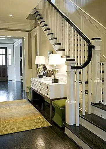 Если у вас есть красивая лестница в вашем доме, то вы должны воспользоваться этим фактом. Сделайте лестницу звездой вашего входа. Позвольте ему светиться лампами, проливающими теплый свет на них. Покажите самые прекрасные возможности вашего входа. Это может включать в себя такие элементы, как лестница, о которой мы уже говорили, декоративную единицу с большим количеством интересных вещей для показа или красочную акцентированную фигуру.