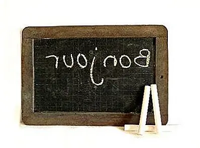 Несмотря на то, что дети обычно предпочитают идти в ногу со временем и иметь современные номера, винтажный декор также понравится им красиво. Есть много старинных украшений, которые вы можете включить туда. Например, вот детская школьная классная доска с французским винтажным взглядом. Вы можете купить его за 25 долларов. Он измеряет 10,5 дюйма x 7 дюймов и имеет деревянную раму.