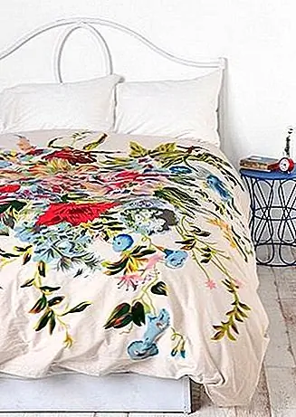 Ваша спальня наверняка выиграет от чего-то такого романтического, как это цветочное одеяло. Он очень мягкий и имеет яркие цвета. Печать также очень красивая. Потолочное одеяло выполнено из 100% хлопка, его можно стирать вручную и оно составляет 86 л, 86 дюймов. у него есть застегнутое отверстие внизу, и оно подходит ко всем размерам и размерам кровати. Вы можете купить его по цене $ 89,00.