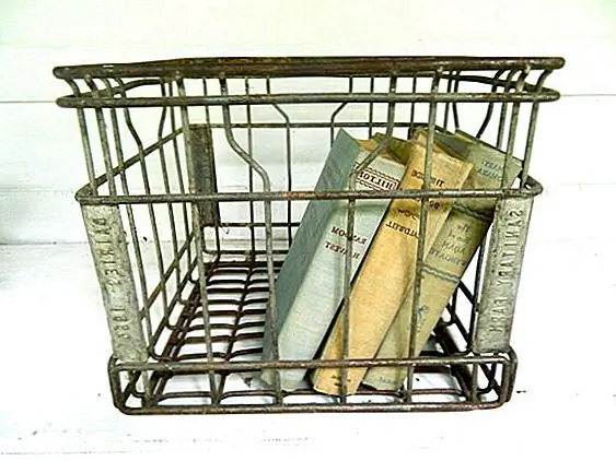 Это отличный контейнер для хранения с прекрасным ретро-дизайном. Он очень универсален и имеет прочную и прочную конструкцию. Его габариты составляют 13 "x 13" x 11 1/4 "h, и он доступен по цене 26,00 долларов США. Это идеально, если вы хотите добавить некоторые старинные очарование на кухню или кладовку. Он имеет аутентичный вид и что немного ржавчины просто добавляет дополнительный шарм.