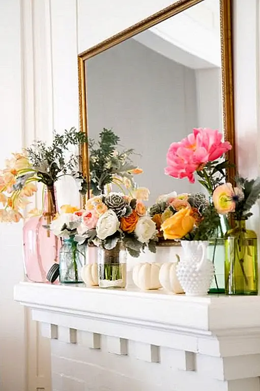 Если у вас есть множество ваз или сосудов, почему бы не вытащить их всех и бросить несколько цветов в каждую из них и отпраздновать их различия? Эта схема, безусловно, выглядит сложенной, красивой, случайной, очаровательной манерой. Существует достаточно цветного стекла, используемого для распространения красочного визуального праздника мимо самих цветков, но цвета со вкусом приглушены, чтобы координировать их со свежими цветами. Я думаю, что это прекрасный способ позвонить в сезон!