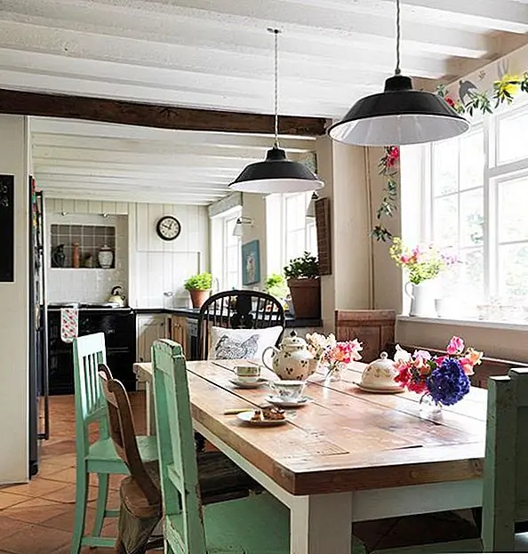 Это прекрасный способ показать цветы, особенно неформальный сад или полевые цветы. Эти прозрачные стеклянные банки или вазы простые, короткие и ненавязчивые … что означает, что они позволяют сиять яркими, асимметричными цветами. Разумеется, любые стеклянные банки будут делать, например, банки Мейсона размером с пинту (или размером в квадрат, в зависимости от длины ваших стеблей цветка), стейк, стеклянные чашки для питья, вы называете это. Мне нравится, как этот метод может быть брошен вместе буквально в несколько минут, и общий эффект все еще восхитителен.