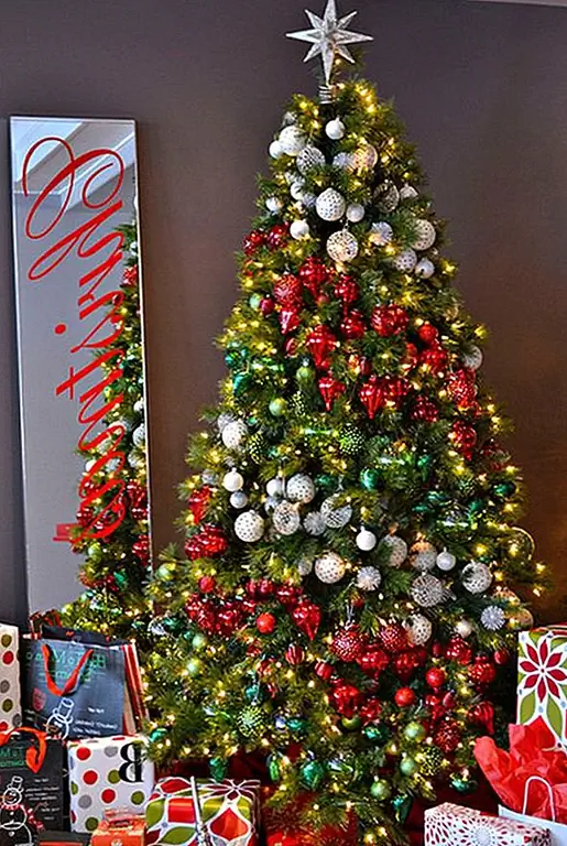 Украшения, оформленные по цвету в многоуровневые витрины с парикмахером, - это современное украшение традиционной рождественской елки. Это отличная идея для современного стилиста; один бонус заключается в том, что ваши украшения не должны быть особенно примечательными сами по себе. Скорее, это их четкое и уникальное расположение, которое заставляет дерево сиять.