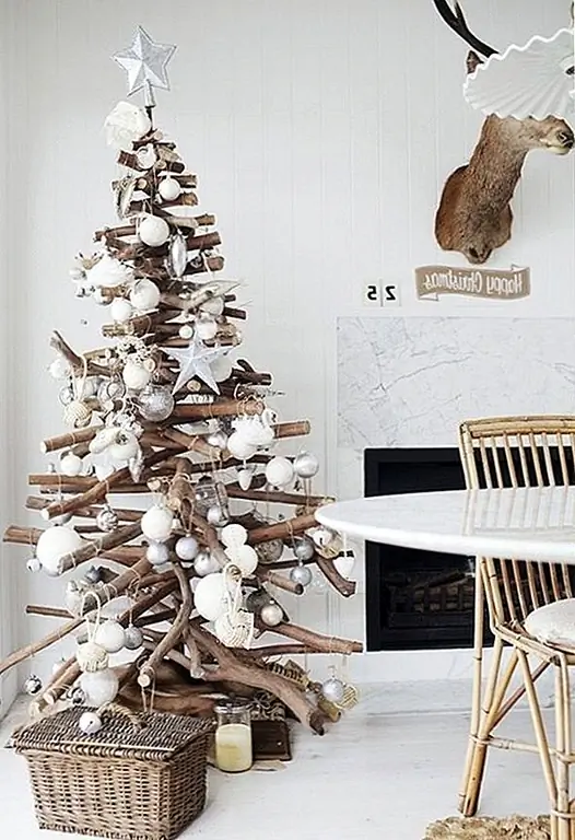 Если мысль обрезать живую елку заставит вас извиваться, но вы не можете заставить себя полностью искусственно работать в отделе елки, вам может потребоваться проявить творческий подход. Один из способов сделать это - создать свое собственное дерево - этот очаровательный деревенский узор из режущих палочек. Поскольку само дерево настолько интересно и креативно, декоратор здесь мудро прост на белых украшениях. (Является ли создание искусственного дерева из палочек, похоже на искусство, имитирующее жизнь, имитирующее искусство?)