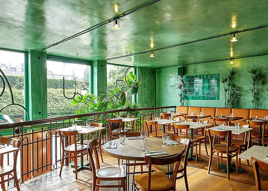 Вход обращен к бару за спиной и приветствует гостей в очаге бара. Мебель имеет классический дизайн, вдохновленный 1950-х годов, и предлагает интересный контраст с общей смелой и причудливой концепцией дизайна.