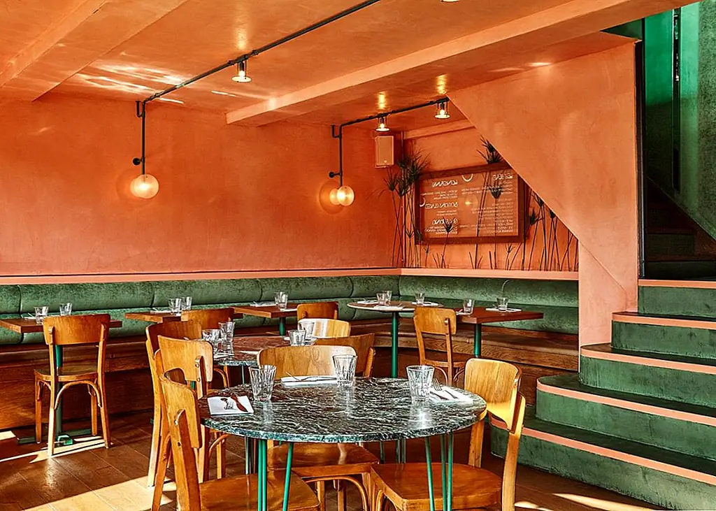 Хотя интерьер в целом вдохновлен тропическим лесом, декор не такой пышный и свежий, как можно исключить. Вместо этого у него есть немного деревенской привлекательности и немало промышленного обаяния. Этот эклектичный стиль делает это место особенным. Есть так много интересных вещей, которые имеют свою важную роль в общем декоре и которые каким-то образом теряются в общей картине.