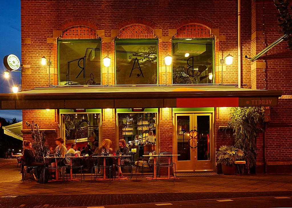 Здание, в котором сейчас находится это удивительное кафе, имеет богатую историю. Раньше это был спортзал, а затем он служил баром. Новый дизайн верен истории пространства, включающий элементы каждого периода.