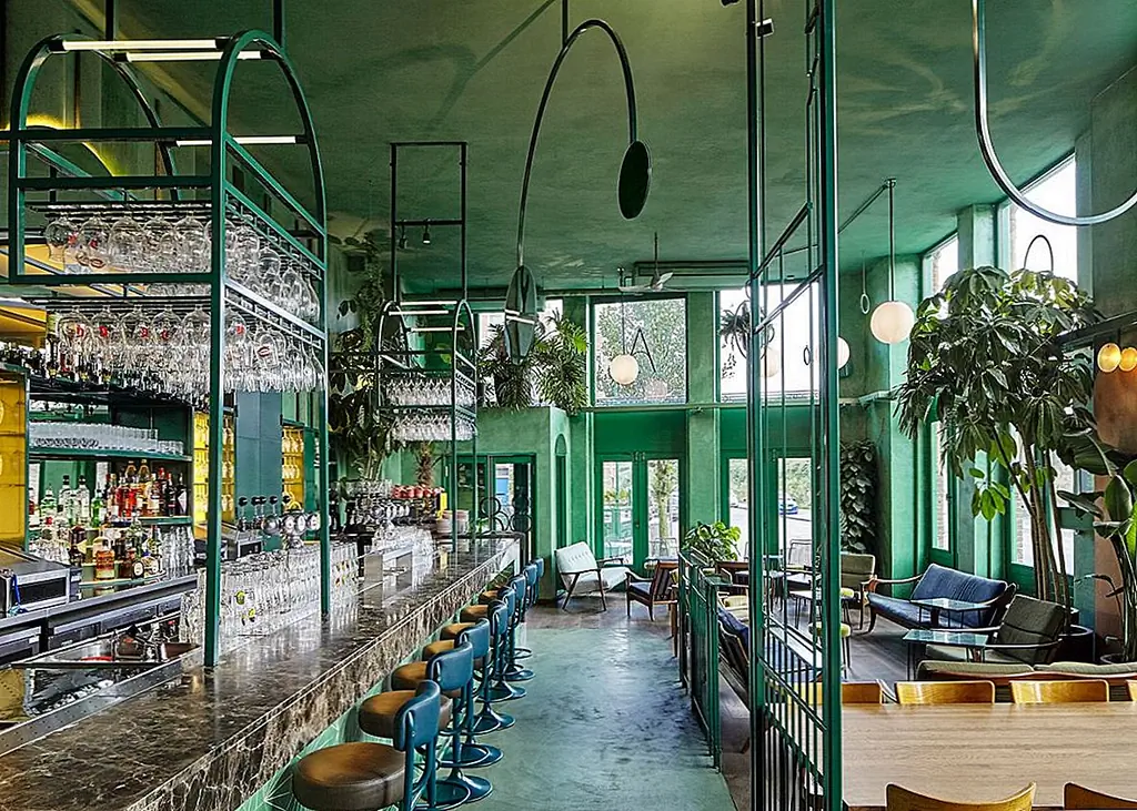 Дизайн потолка и подвесных мобильных телефонов, которые его украшают, - это воспоминание с того времени, когда пространство занимало тренажерный зал, а перила и мебель были вдохновлены временем, когда это было баром.