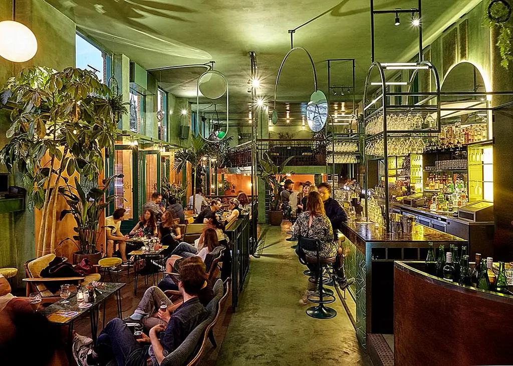 Кажется, что место выглядит как тропическая оранжерея, а не только из-за больших окон по бокам здания. Интерьер с двойной восьмеркой идеально подходит для выращивания высоких растений и создания уникального декора.