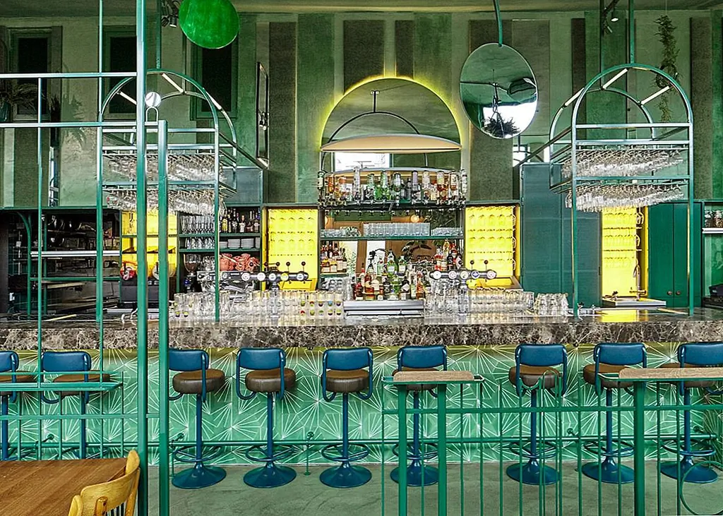 Зеленый цвет, очевидно, является основным цветом, используемым здесь. Стены, потолок и даже пол зеленые. Кроме того, бар, который расположен вдоль стены сзади, одет в гексагональные плитки, которые имитируют пальмовые листья по их узорному дизайну.