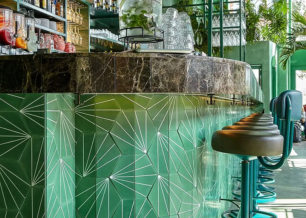 Верх бара выполнен из мрамора и вены, которые образуют уникальный узор, а игра серых и белых на самом деле соответствует игре света и тени создает на потолке и стекле с помощью подвесных мобильных телефонов и отражающих блюд.