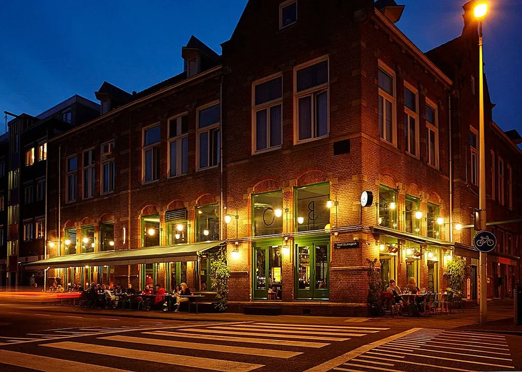 В студии есть команда международных архитекторов и дизайнеров, ориентированных на одну цель: взять идеи своих клиентов и превратить их в реальность, сделав их еще на один шаг. Они всегда приносят новые идеи на стол, и их проекты тщательно продуманы до самых последних мелких деталей.