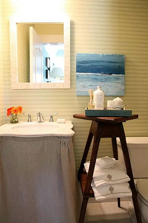 Что касается аксессуаров и украшений, самой впечатляющей является невероятная коллекция бабочек. Это уникально и добавляет оттенок античного к декору. Уютные постельные принадлежности и деревенские аксессуары также прекрасно сочетаются. В целом, дизайнеру удалось еще раз подчеркнуть ее способность сочетать стили и использовать уникальные детали.