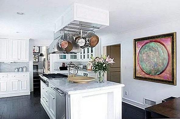 Несколько других знаменитостей владели этим домом. Среди них мы можем перечислить даже Кенау Ривза, Дэвида Швиммера и многих других. Нынешним владельцем этого места является Андреас Карлссон. Хотя это может показаться странным, я не могу не думать о том, что все эти знаменитости поделились одной и той же спальней, хотя в разное время. {Найден на Vårt nya hem and pics by Katarina M. Brown}