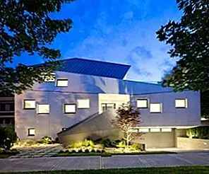 Энергия-звезда Эффективный дом, построенный, чтобы выделиться в настройке городской Ванкувер