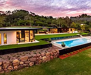 Семейный дом на одном уровне с большим задним двором