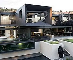 Скульптурная семья дома у подножия природного заповедника