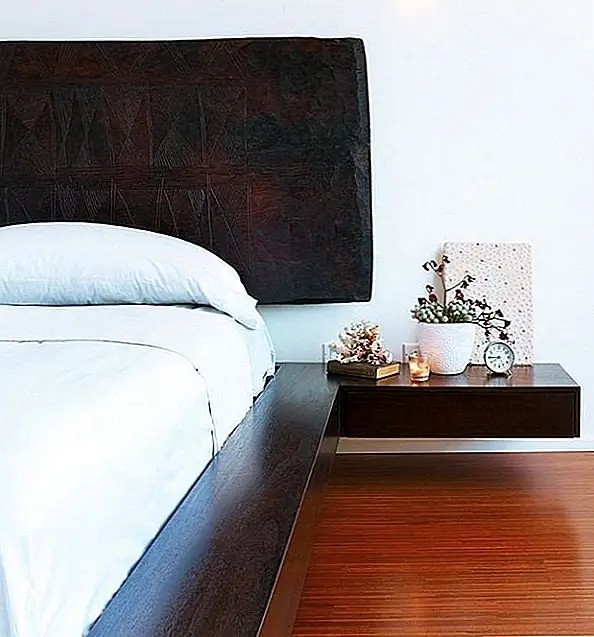 На нижнем этаже дома есть гостиная, столовая, кухня и кабинет Робин. Как вы можете видеть, это большой дом. И это еще не все. На первом этаже есть гостевой набор, офис, ванная комната, прачечная, большая комната хранения, детская игровая комната / ТВ-зал, детский тренажерный зал, другой тренажерный зал, кабинет и прихожая. В отеле Uprtairs есть гостевая спальня, главная спальня и детские спальни с ванными комнатами, а также прачечная. {Найдено на Vårt nya hem}