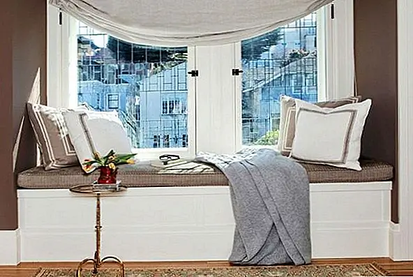 Идеальная смесь изысканных, элегантных, но игривых и творческих стилей обеспечивает гармоничную атмосферу. В каждом номере есть ваза с цветами, которая дает жизнь и оживляет все вокруг, точно так же, как красочные подушки на диванах или картины на стене, которые приносят личный тон. Цвет и текстура - ключевые слова, используемые Анастасией Файелой для этой привлекательной вселенной, полной жизни, стиля и индивидуальности с ее классическими и современными оттенками. Художник создал настоящее произведение искусства, и это очевидно везде, где вы смотрите.