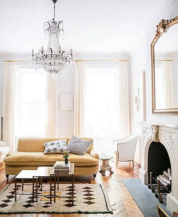 Красивые марокканские ковры также являются повторяющимся элементом. Гостиная элегантная, но удобная и привлекательная, а цветовая палитра проста, но сложна благодаря всем деталям акцента.