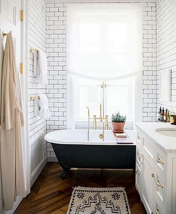 Что мне действительно нравится в спальне, так это то, что прекрасный ловушка мечты висит над кроватью. Черная стена акцента также является приятным элементом, который обеспечивает контрастность с остальной частью комнаты. В ванной комнате есть тип белой плитки в качестве кухни, поэтому в дизайне есть непрерывность. {Найдено на glitterinc и domino}.