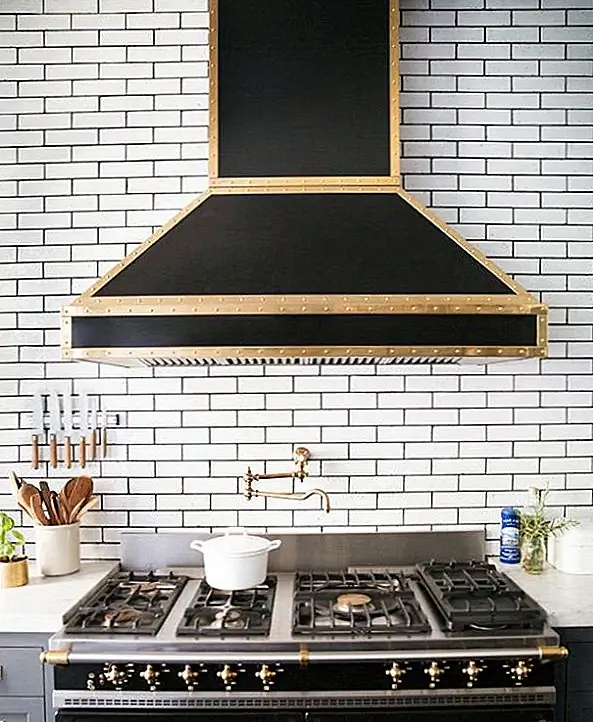 На кухне, например, есть промышленно выглядящая осветительная арматура, а в гостиной есть нечто более сложное и роскошное. Во всем доме есть черные и золотые акценты, и это унифицирует весь декор.