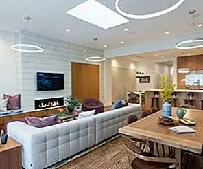 Реконструкция таунхауса создает гармонию через цвет