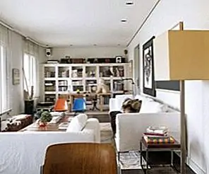 Узкая квартира 5-го этажа, заполненная личными штрихами художника