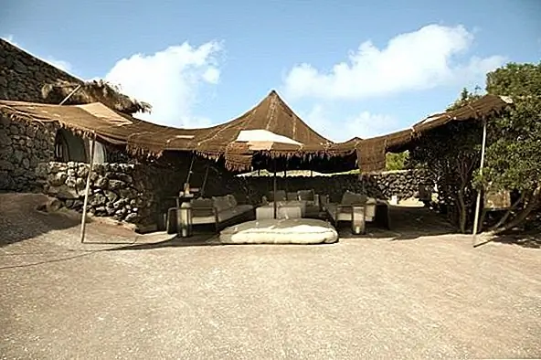 Окружающий ландшафт очень красивый и включает средиземноморскую растительность с виноградной лозой, маслинами, дубовыми дубами и опунчивыми кактусами. Архитекторам приходилось восстанавливать множество даммуси, большая часть которых была частично разрушена. Они добавили ряд новых пространств, используя оригинальные методы построения. Для интерьера они использовали палитру материалов, которая включает в основном камень. Внутреннее и внешнее пространство организовано вокруг последовательности закрытых дворов, и есть чувство открытости, которое характеризует всю площадь.