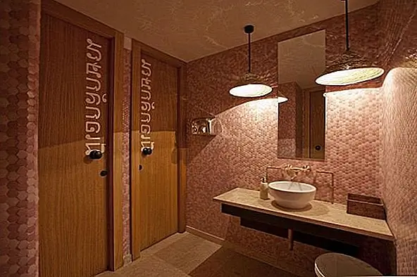 Ванные комнаты, похоже, следуют другому образцу, простоту, единственное, что общего - это приятные тона и надписи на дверях. Свет обеспечивает интимную атмосферу, которая дает ощущение даже более уютного. {Найден на современнике}