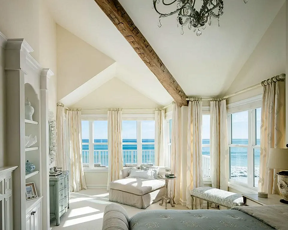 Белые стены отлично смотрятся в доме с великолепным естественным видом, таким как океан. Цветовая гамма и улучшает представление, а не отвлекает его. Однако, если вид на океан суровый и суровый, например, в Новой Англии зимой, белые стены могут добавить к резкости.