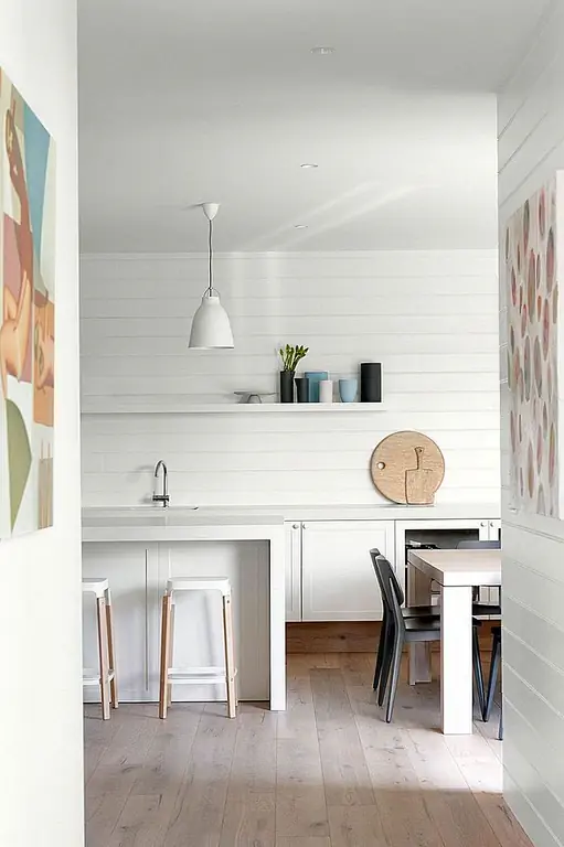 Если вы решите, что белые стены лучше всего подходят для вас, обязательно выберите правильный белый цвет для вашего пространства - оттенки синего / серого / зеленого или красного / желтого / коричневого. Есть, вероятно, столько оттенков и оттенков «белого», сколько есть реальных цветов!