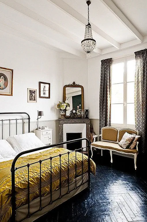 Точно так же, если в комнате мало естественного света, покраска его стен сделает комнату казаться плоской и безжизненной. Избегайте белых стен в этих пространствах, независимо от того, сколько ваше сердце хочет их. Помните, вам нужен естественный свет для яркого белого!