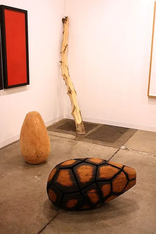 Когда дело доходит до скульптурных, текстурных и других элементов художественного типа, отображаемых в вашем доме, белые часто обеспечивают отличный фон. В современном, деревенском или промышленном пространстве белые стены могут преуспеть в демонстрации ваших вещей (например, эти эко-современные части Дэвида Нэша).