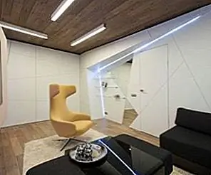 Телевизионная комната музыканта с необычными решениями для хранения данных