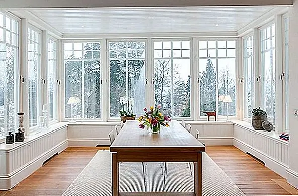 На верхнем этаже есть большой семейный номер, главная спальня с великолепным видом на океан, ванная комната с джакузи и тропический душ, встроенный в стену и потолок. На следующем этаже собраны три спальни с высокими стандартами и ванная комната с душем и туалетом. В доме также есть пол, который содержит спальню, музыкальную / телевизионную комнату с мини-кухней, тренажерный зал / спальню, ванную комнату с сауной и душем, котельную и складское помещение.