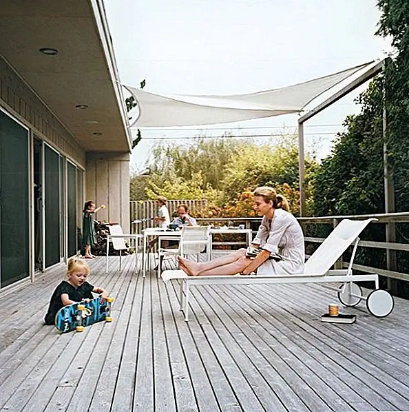 Это было идеально для них и их семьи. Он имел удобную для проживания планировку, удобное расположение и экономичный дизайн. Сначала они не представляли себе сложную реконструкцию. Они просто хотели, чтобы дом был стабильным снова. Они даже немного испугались идеи работать с архитектором из-за своего небольшого бюджета, но им удалось найти подходящего для них человека.