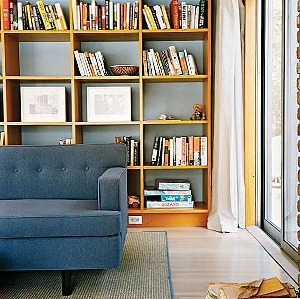 Когда архитектор показал им проект, они сразу поняли, что это прекрасно. Это было именно то, чего они хотели. В нем было много света, множество книжных полок и складских помещений и очень красивый декор. Характер дома остался прежним, но с современным поворотом. Каждая маленькая деталь была важна для этого проекта реконструкции. Это позволило архитектору доставить, в конце концов, идеальный дизайн для владельцев. Теперь они могут наслаждаться своим домом на многие годы вперед. {Found on live}.