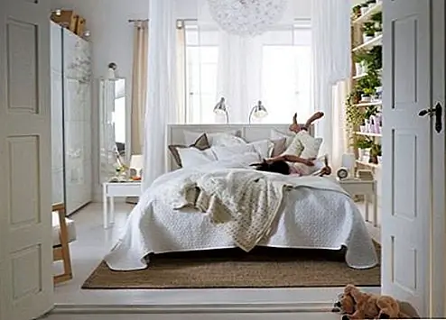 Представленные здесь спальни варьируются от классических и традиционных до современных. В зависимости от стиля, который вы предпочитаете, выберите свой любимый дизайн спальни и начните оттуда. Здесь есть множество замечательных идей, таких как шкаф с зеркальными раздвижными дверями, отлично подходящий для небольших пространств или красочных маленьких полках, которые вы можете установить где угодно, даже в углу.