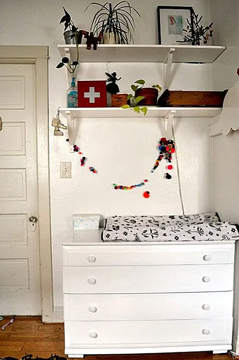 Место также анимировано художественным куском, представляющим карту их окрестностей. Также просто и остроумно, потому что проектор использовался для проецирования точной карты на старый стеганый коврик для выстегивания. Просматривая фигуру, живопись, а затем все очерчивая, чтобы сделать это немного четкий был кусок пирога. Это всегда сложная задача поместиться с тремя детьми в одной комнате, а также сделать комнату привлекательной. С небольшим мужеством и воображением этот красивый проект был настоящим успехом. {found on designsponge}