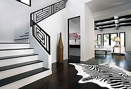 Такую же комбинацию простых цветов и смелых узоров можно увидеть и в других комнатах. В спальне декор позволяет комнате чувствовать себя ярким, воздушным и открытым. Коврик сохраняет его от взгляда строгим и слишком простым. В гостиной также есть другой секрет. Это те подушки с акцентом и лампы, которые создают теплую и приятную атмосферу своими красивыми, но тонированными цветами. Черное и белое сочетание вне времени и всегда будет выглядеть красиво. Кроме того, он может быть адаптирован к любому стилю.