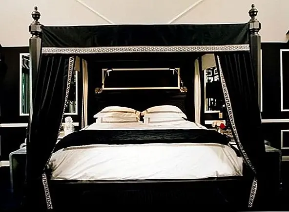 В этой спальне есть декор, основанный на сильных контрастах. Потолок белый, а также полы. Кровать имеет черную рамку с черными занавесками с белой отделкой. Такую же комбинацию можно увидеть во всей комнате, в случае с окнами, настенными украшениями, мебелью и даже постельными принадлежностями. Это интересная концепция, очень простая, но очень смелая и яркая.