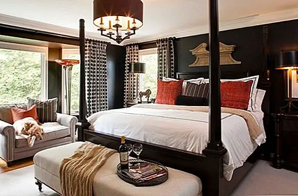 Конечно, вам не обязательно бросать все остальные цвета, если вы выберете черный и основной элемент. В этой спальне, например, есть белый потолок и черные стены. Кровать также имеет черную рамку, а тумбочки также черные. Но остальная часть комнаты светлая и яркая. Большие окна позволяют получить много естественного света, а бежевая мебель и ковер освещают атмосферу.