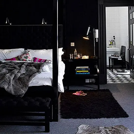 Хорошо спроектированная спальня может быть очень расслабляющей и удобной, если украшена черным. Это, например, похоже на секретное убежище. Это очень темно из-за черных стен и мебели, но серый ковер и белые постельные принадлежности создают некоторый контраст. Собственная ванная комната немного освещает декор, в основном белый интерьер.