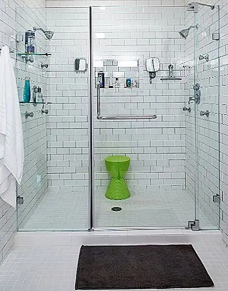 Конечно, когда они впервые купили дом, было очевидно, что ему нужна полная реконструкция. Именно здесь г-н Шеллхаммер смог позволить своему таланту и воображению сделать всю работу для него. Дом также получил новое дополнение. Первоначально только с двумя ванными комнатами, теперь в доме четыре. Кроме того, незавершенный подвал был преобразован в игровой зал, а спальни были переконфигурированы. Весь процесс был завершен через 10 недель. Не все внутри было заменено. Например, были сохранены кухонные шкафы из розового дерева и цветные фарфоровые светильники в ванных комнатах. {Найдено на nytimes}.