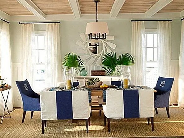 Обратите внимание на все украшения из раковин и других предметов, напоминающих океан и пляж. Это, безусловно, очень красивый пляжный дом с исключительно спокойным и стильным интерьером. Если вы также добавите фантастические виды на океан из спальни, вы получите полный пакет. Это то, что некоторые называли бы дом мечты. Слишком плохо, что так сложно найти такое свойство. Тем не менее, мы можем использовать эту шикарную резиденцию в качестве источника вдохновения для наших собственных проектов. В нем много вдохновляющих элементов, особенно когда речь идет о оригинальных украшениях. {Найден на прибрежных}