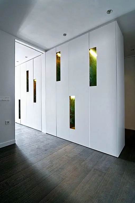 Этот открытый план также включает кухню, которая визуально отделена от гостиной и столовой белым островом. У него также есть бар, который стоит перед большим окном. Это очень хорошее место, откуда можно полюбоваться видами, пока вы наслаждаетесь завтраком, кофе или напитком. Остальная часть пентхауса отличается тем же простым и современным декором. Ванная комната особенно минималистична и украшена нейтральными оттенками. Тем не менее, освещение заставляет его чувствовать себя уютно и приветливо. Кроме того, зеркало делает эту комнату более крупной, еще одна особенность, которая хорошо работает в сочетании с минималистским декором.