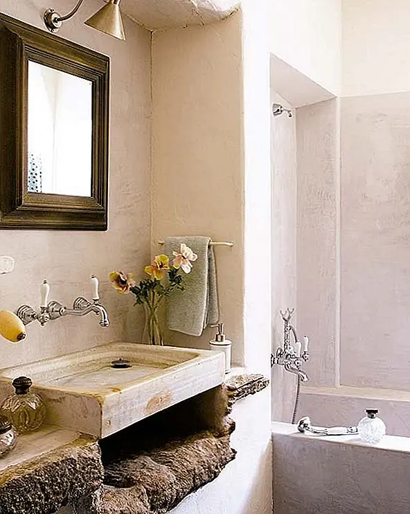 Наверху есть просторная гостиная и библиотека. Также есть детская спальня с затяжкой, уютным ковровым покрытием и привлекательной кроватью с балдахином. По всему дому потолки отличаются открытыми балками. Гостиная соединена со спальнями и имеет уютный декор. Главная спальня соединена с гостиной и детской комнатой, а в ней есть гардеробная с потайными полками. Несмотря на то, что это выглядит темным и страшным извне, этот средневековый дом на самом деле очень привлекателен и удивительно яркий. {Найден на micasarevista}